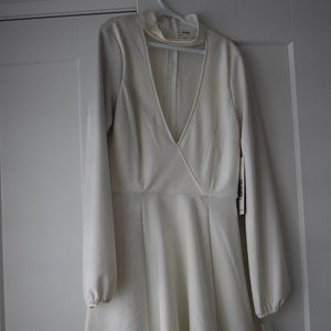 White dress long sleeves, never worn Size S